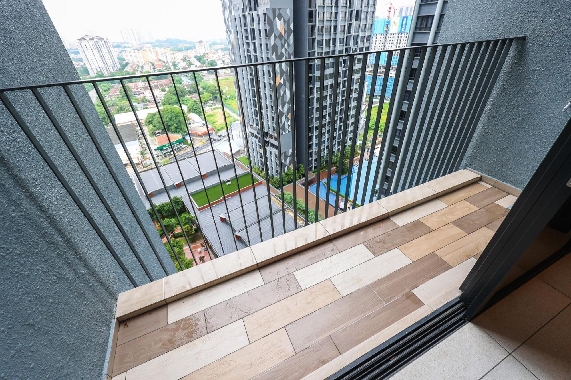 Millerz Square By Mykey Lejlighed Kuala Lumpur Eksteriør billede A balcony in a condominium