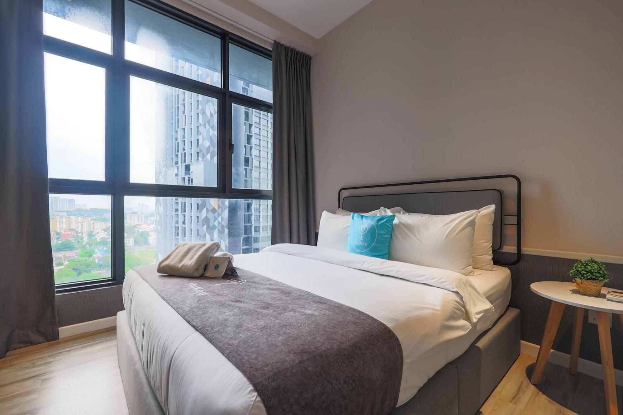 Millerz Square By Mykey Lejlighed Kuala Lumpur Eksteriør billede A bedroom at a serviced apartment in Kuala Lumpur, Malaysia.